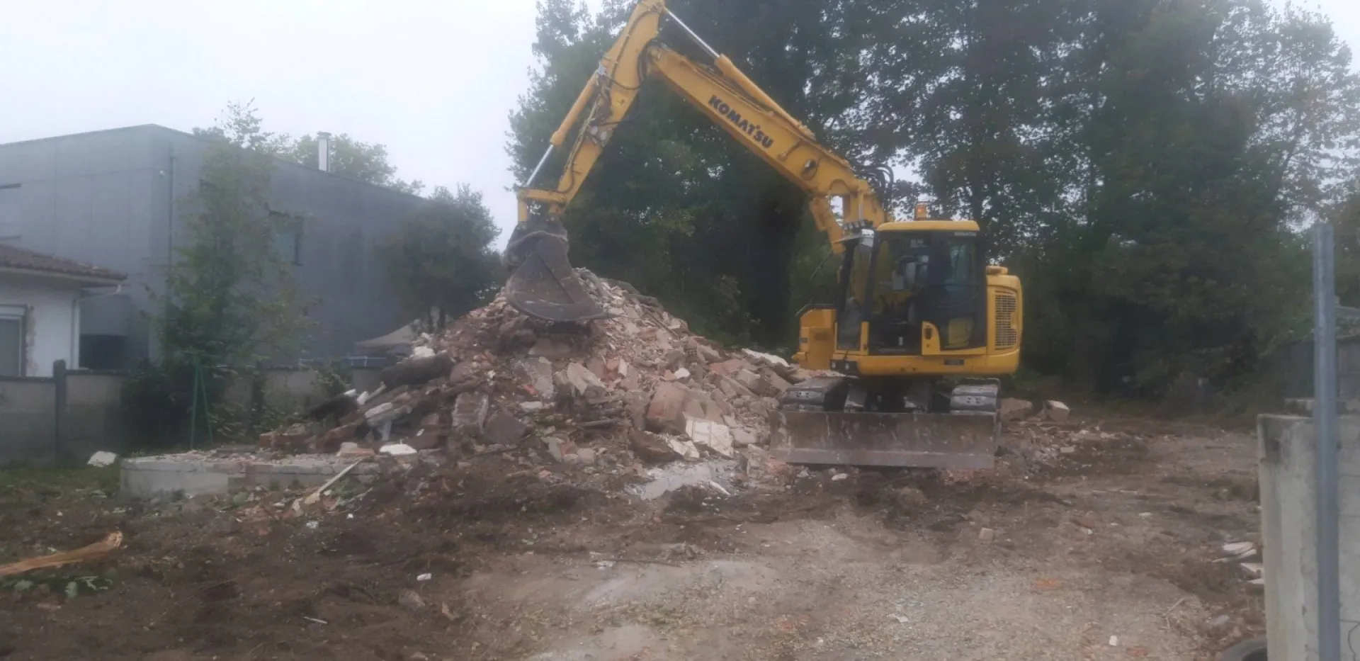 Démolition d une maison à étage  sur la commune de PESSAC