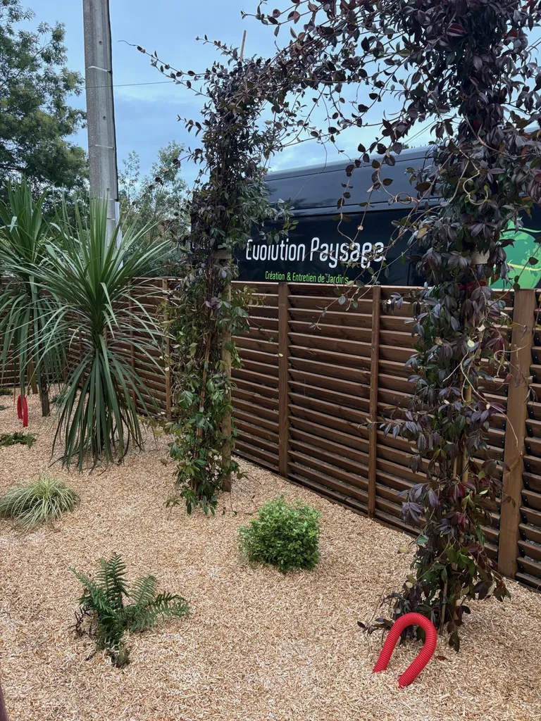 Création de clôture bois persienne par paysagiste local à Gastes et Parentis-En-Born dans les Landes.
