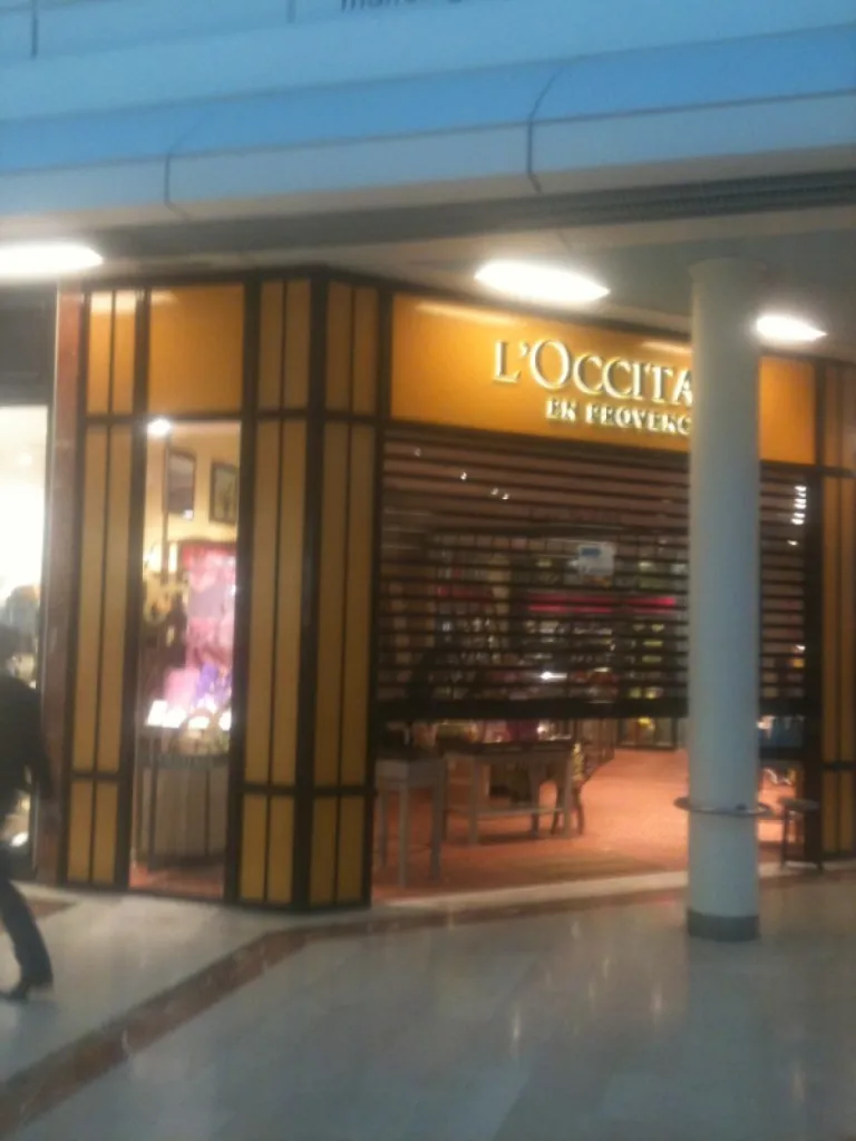 Agencement de magasin en menuiserie métallique