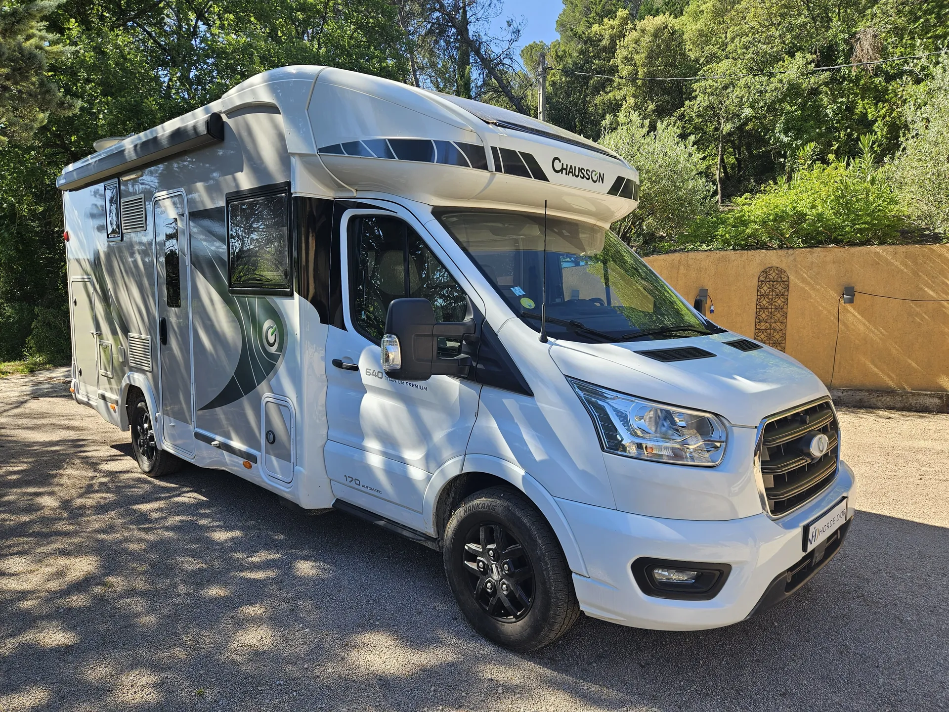 Superbe Profilé CHAUSSON 640 TITANIUM Premium de 02/2022 avec 49970 Km, sur un châssis FORD TRANSIT 2.0 L 170 Ch boite AUTOMATIQUE visible sur LORGUES dans le VAR (83)