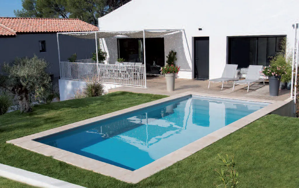 Installer une piscine rectangulaire moderne avec terrasse et espace détente pour une maison à La Ciotat proche de Saint-Cyr-sur-Mer