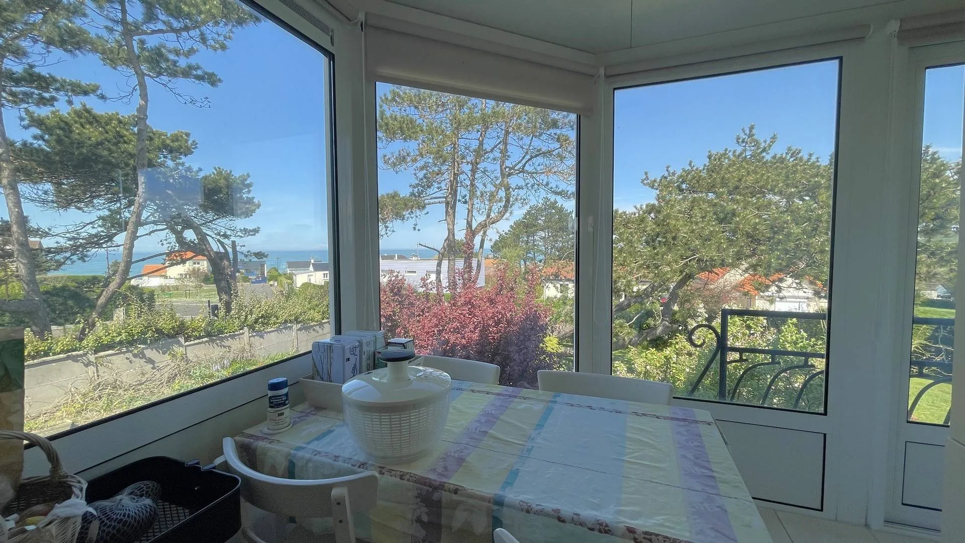 Maison à vendre à proximité de Dieppe – 107 m² habitables : Un bien lumineux et fonctionnel sur deux niveaux avec vue dégagée.