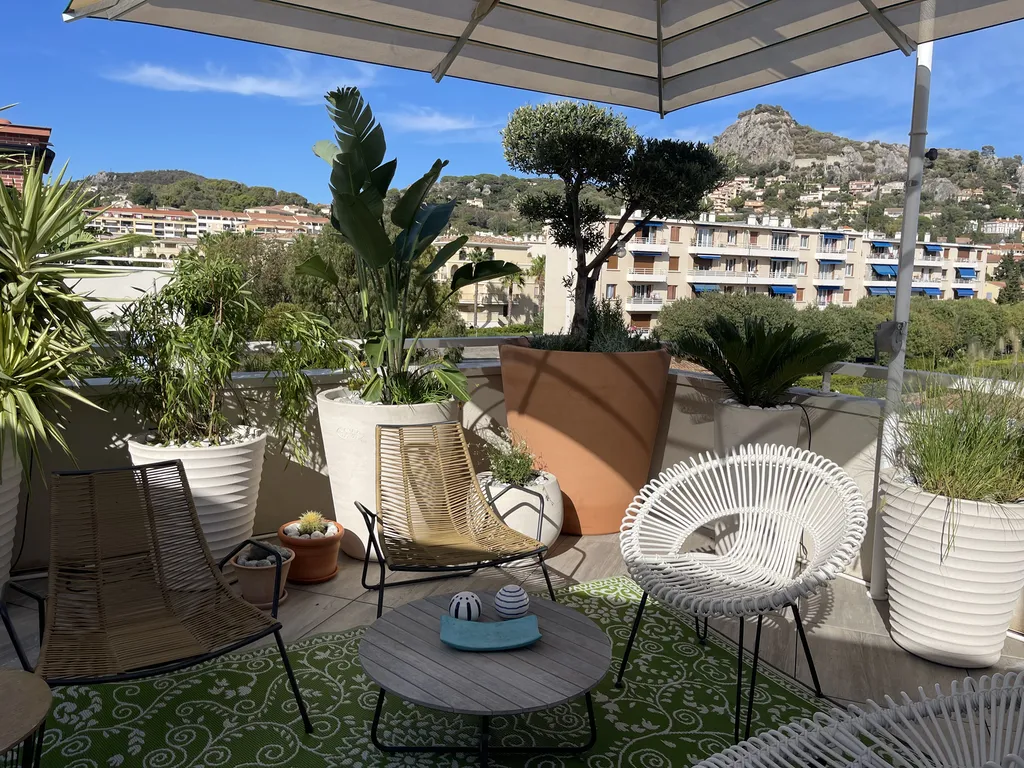 Création de jardinières avec végétaux méditerranéens, arrosage goutte-à-goutte et clôture bambou à Hyères-les-Palmiers