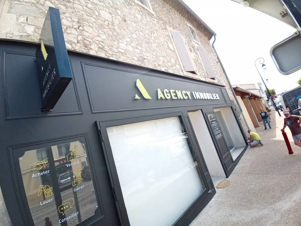 habillage de façade en bois avec moulures nimes