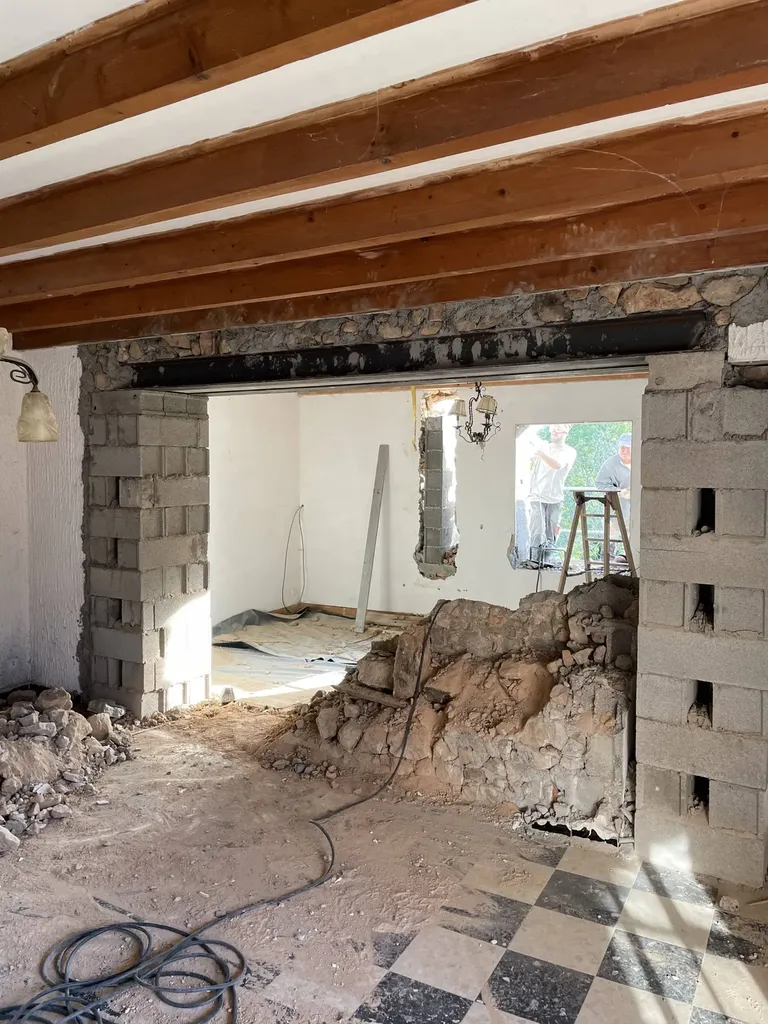 Démolition du mur porteur et pose des poutres IPN pour la création d’une ouverture dans une maison à Beaujeu près de Belleville-en-Beaujolais (Rhône 69)