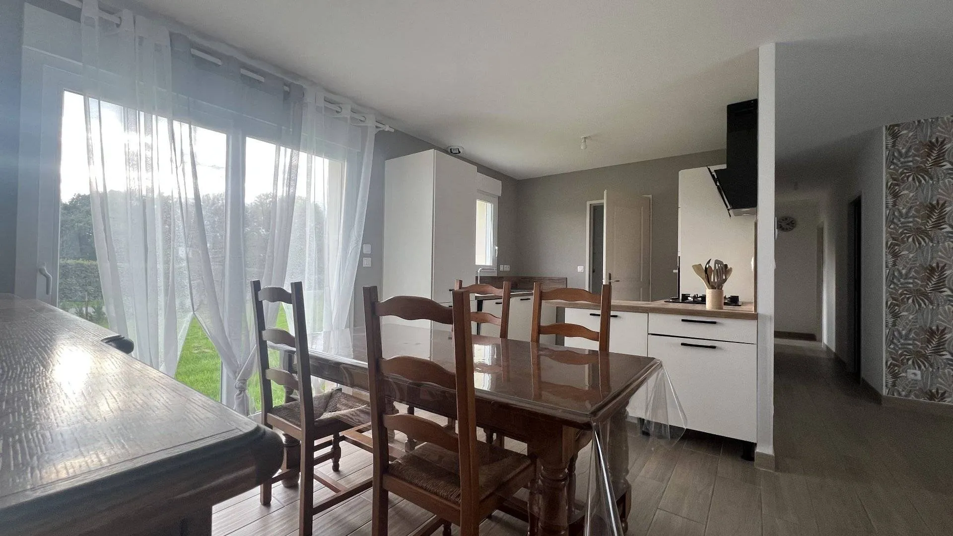 SOUS OFFRE PAVILLON MODERNE construit en 2023 de 81m² plain-pied, 3 chambres, pièce de vie lumineuse, terrain clos 678m², idéale primo-accédants, à proximité des Villes Sœurs et Baie de Somme.