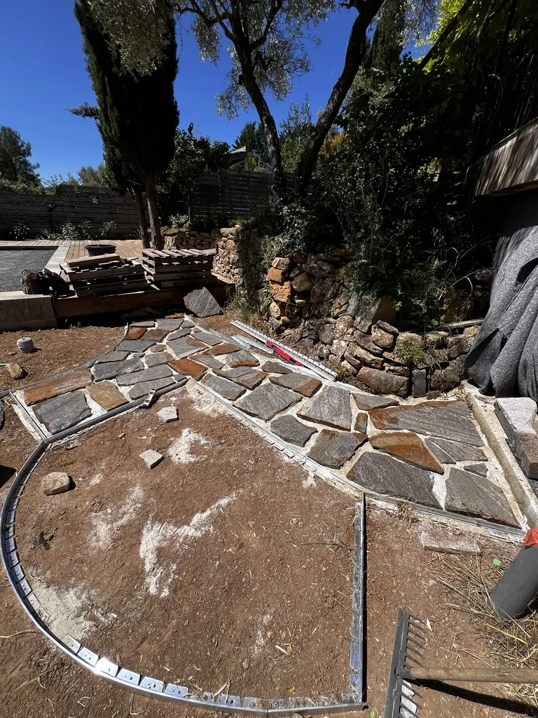 Aménagement paysager complet avec arrosage automatique, opus incertum et massifs méditerranéens au Beausset