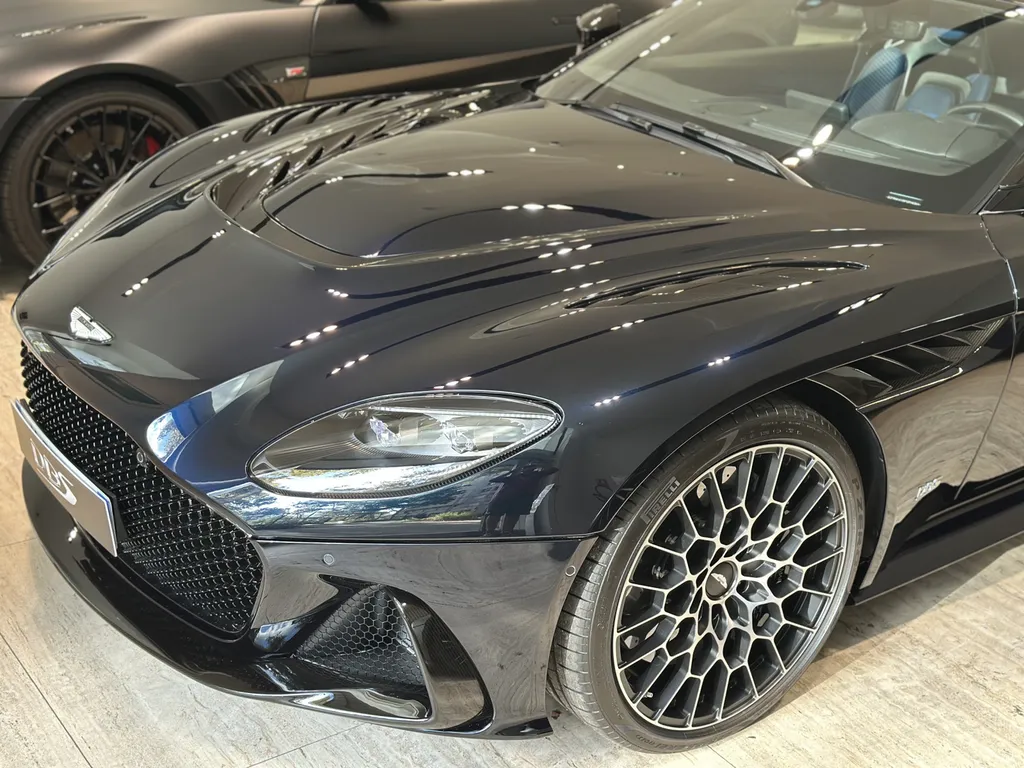 EMB detailing utilise Le Q² Infinite Base Type 1 qui est la première protection au monde à base de polysilanaze modifiée à la fluorine à Lyon