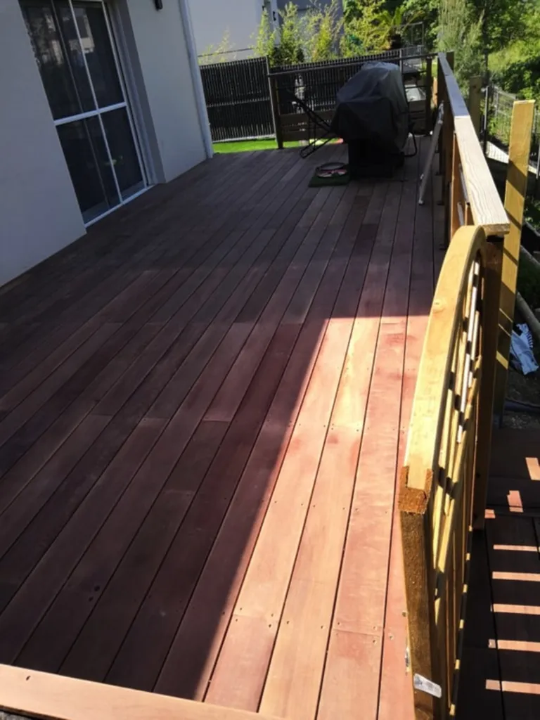 Terrasse sur pilotis en bois exotique Ipé de 30 m²  solidité, sécurité et esthétisme surélevé à Juvignac proche de Montpellier