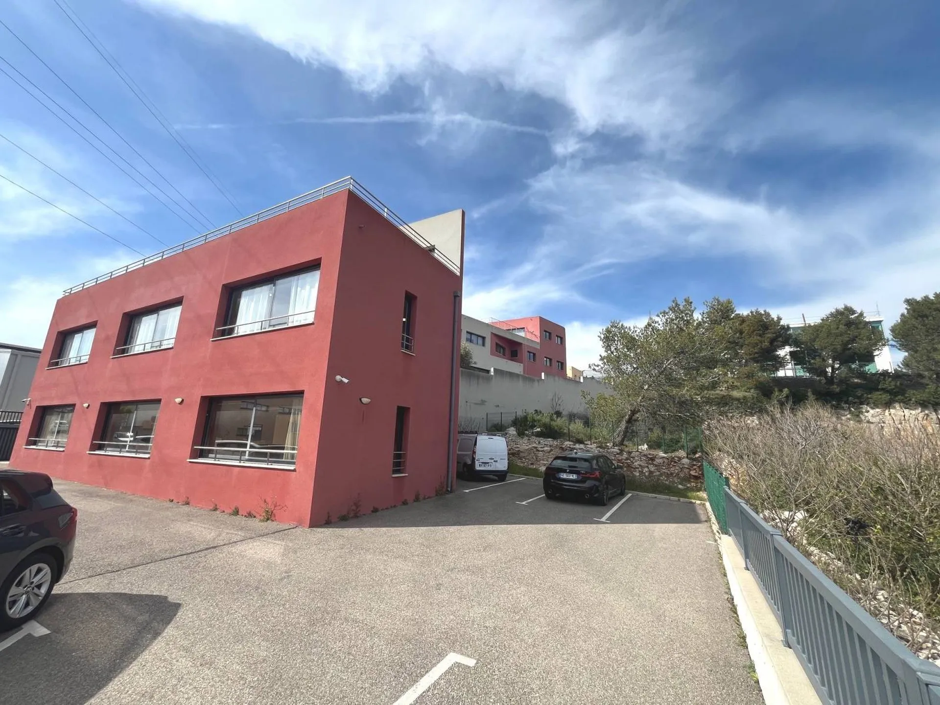 Bureaux à vendre Roquefort la Bédoule  1 000m² sur deux bâtiments
