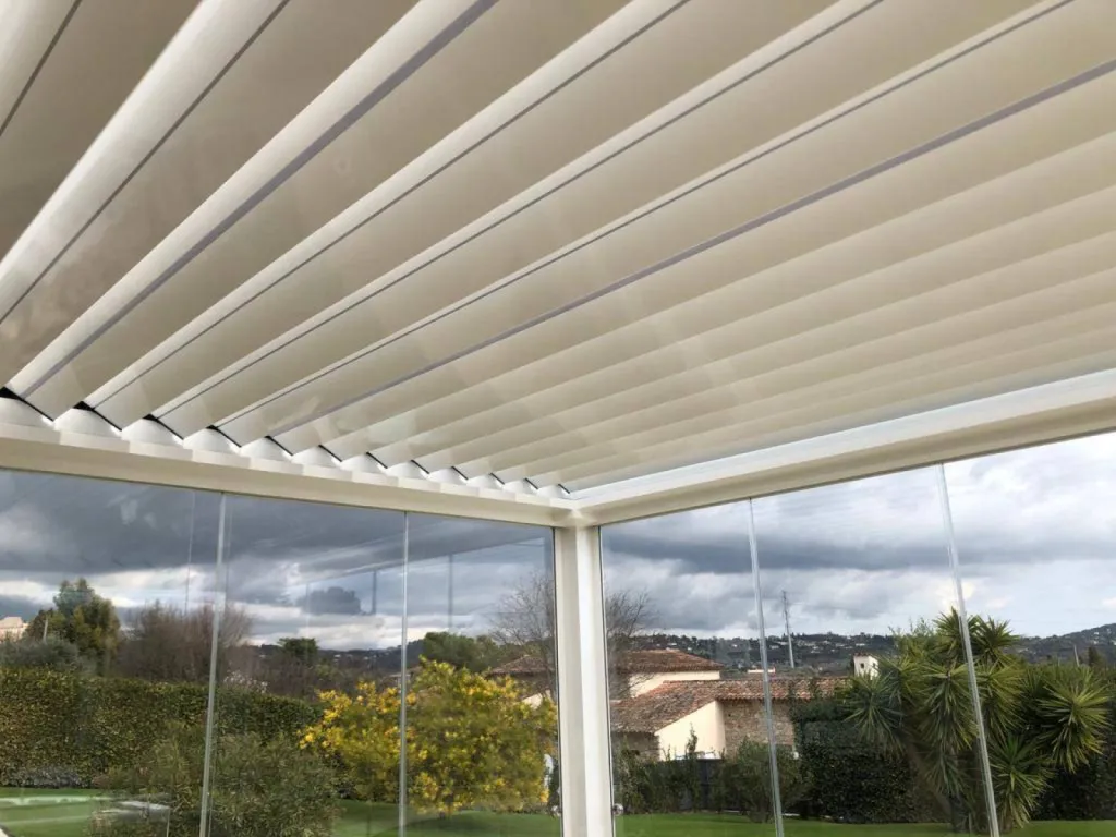 Entreprise pour pose de pergola fermée avec des rideaux de verre a mougins 06