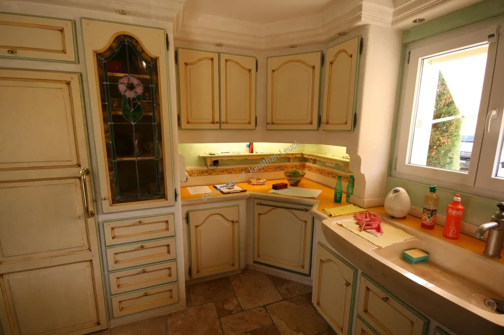 Cuisine en pierre blanche d'Estaillades