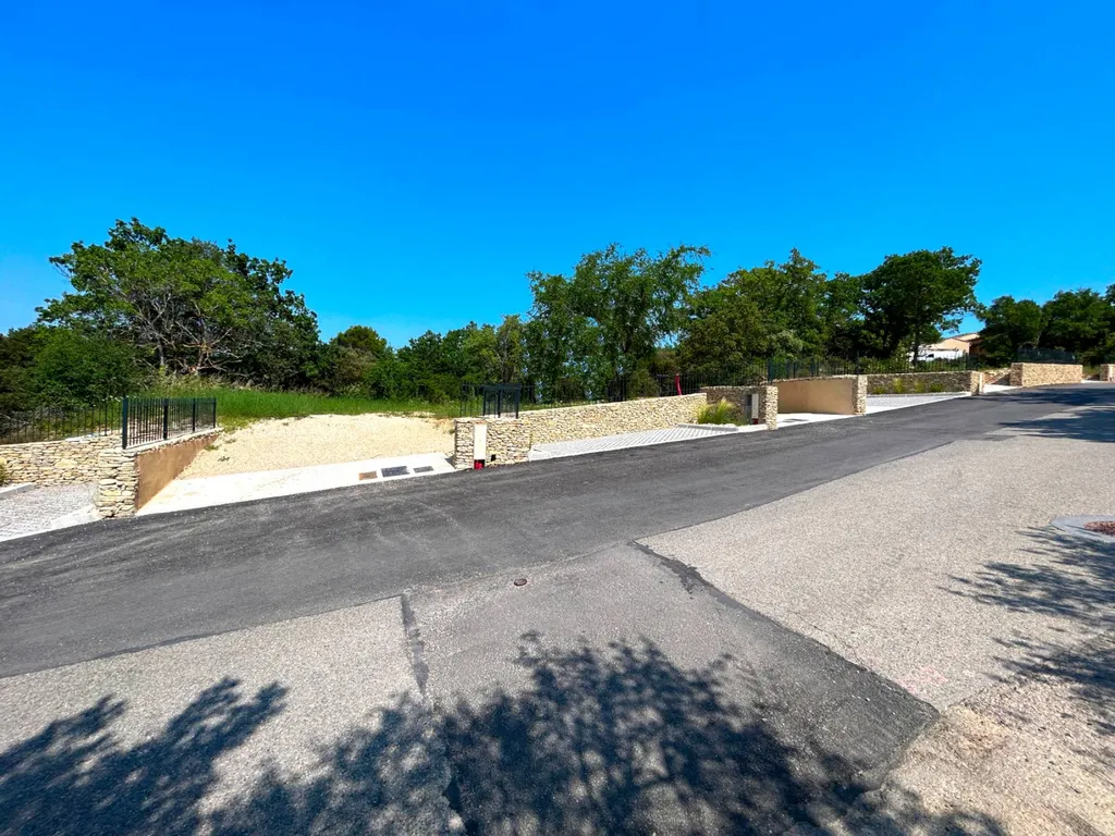 Venasque - 2 terrains constructibles à deux pas du village   