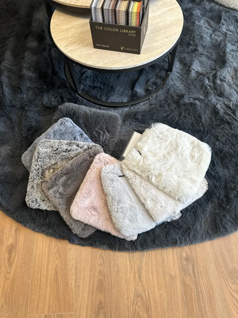 Tapis look fourrure Furry Fellows de JAB ANSTOETZ avec dimensions sur mesure disponible en rond, rectangulaire et carré à Genève en Suisse