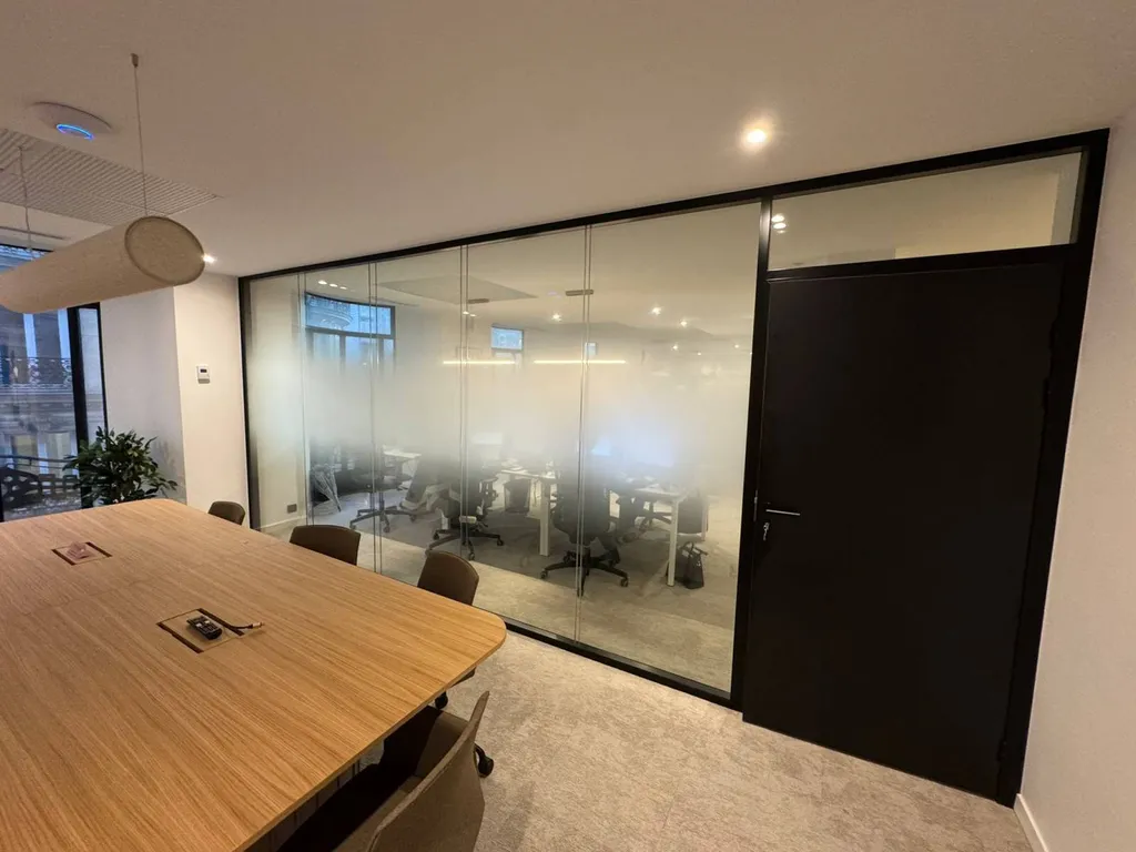 Vitrophanie film discretion bureau réalisé par TDC, PARIS