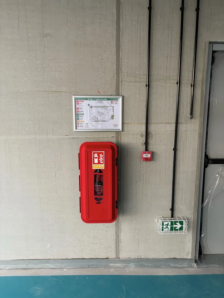 Installation d’extincteurs, bac à sable et plans d’évacuation pour un parking à Plan de Campagne – Les Pennes-Mirabeau