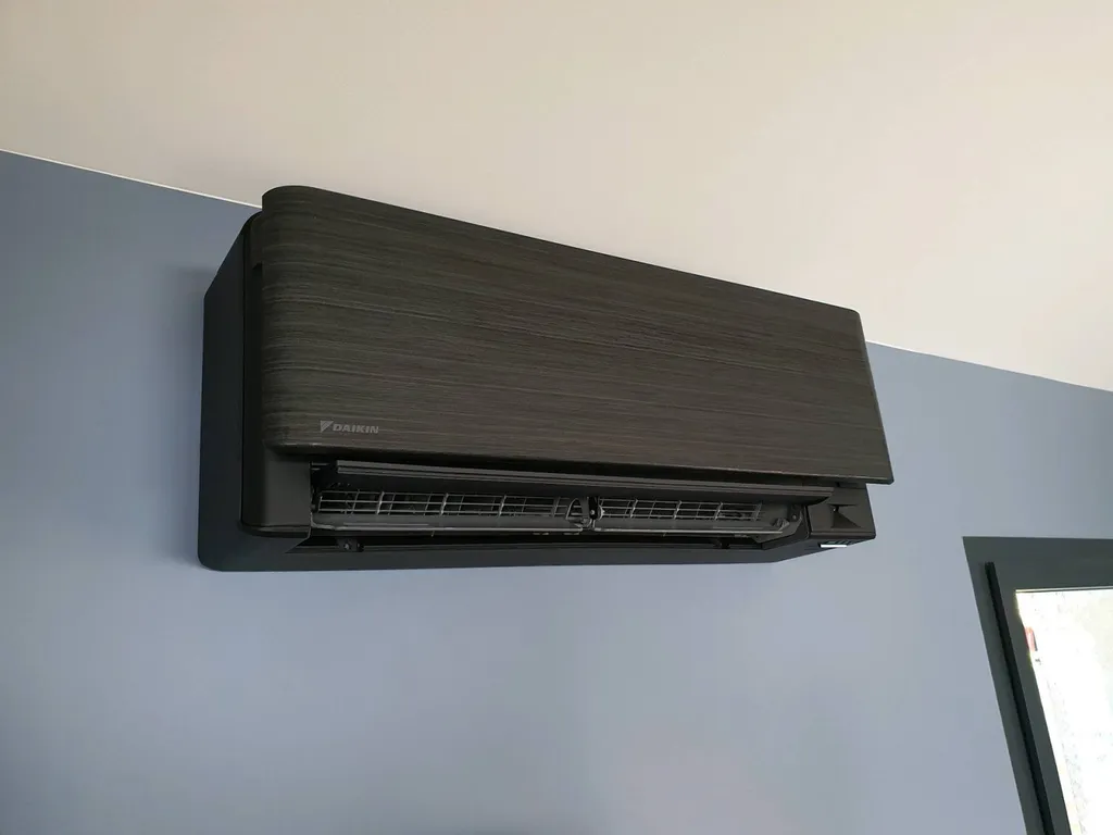 Pompe à chaleur air air Daikin pas chère pilotable avec téléphone portable à Genas