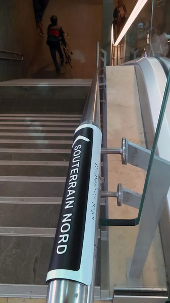Installation de manchons en braille sur rampes d’escaliers pour améliorer l’accessibilité de la gare de Grenoble en Isère