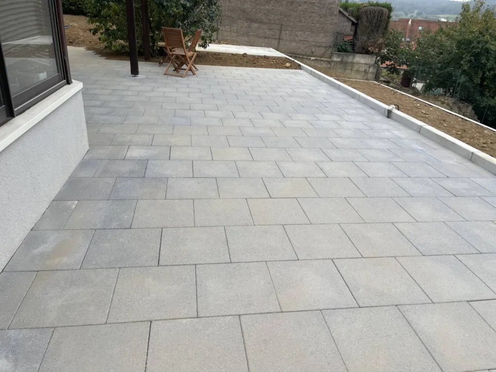 Création d’une terrasse en dalles pour une maison dans le Bas-Rhin 