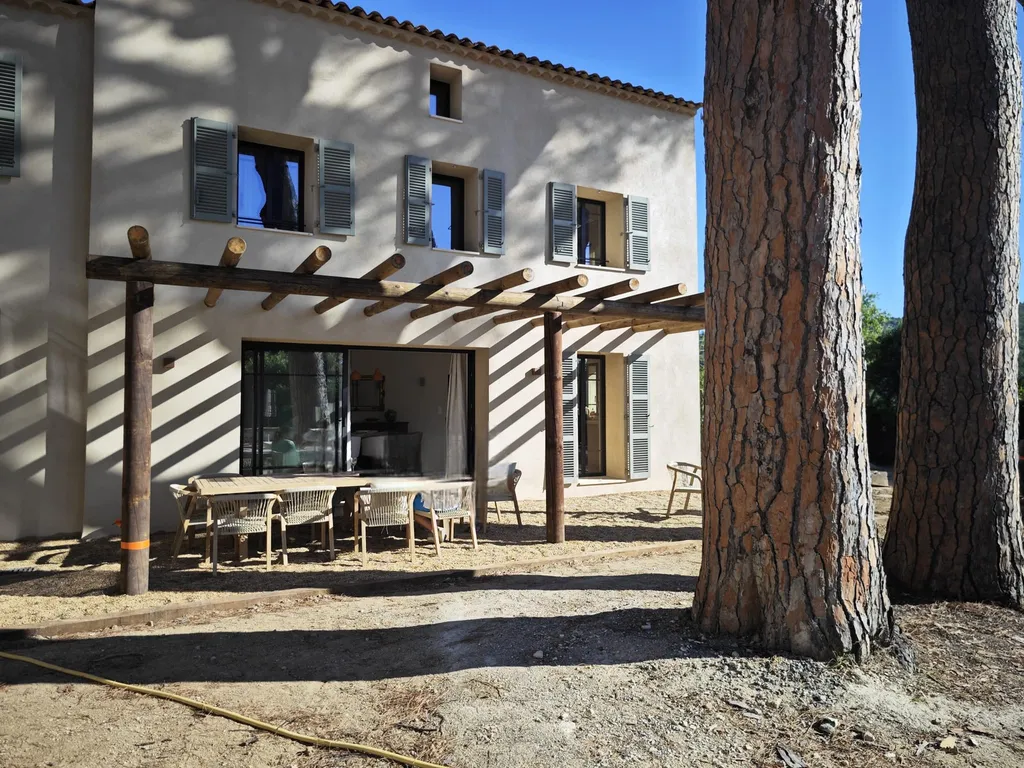 Aménagement extérieur haut de gamme sur mesure à Saint-Tropez : pergolas, terrasse en ipé et menuiseries bois exotique par Alliance Menuiserie