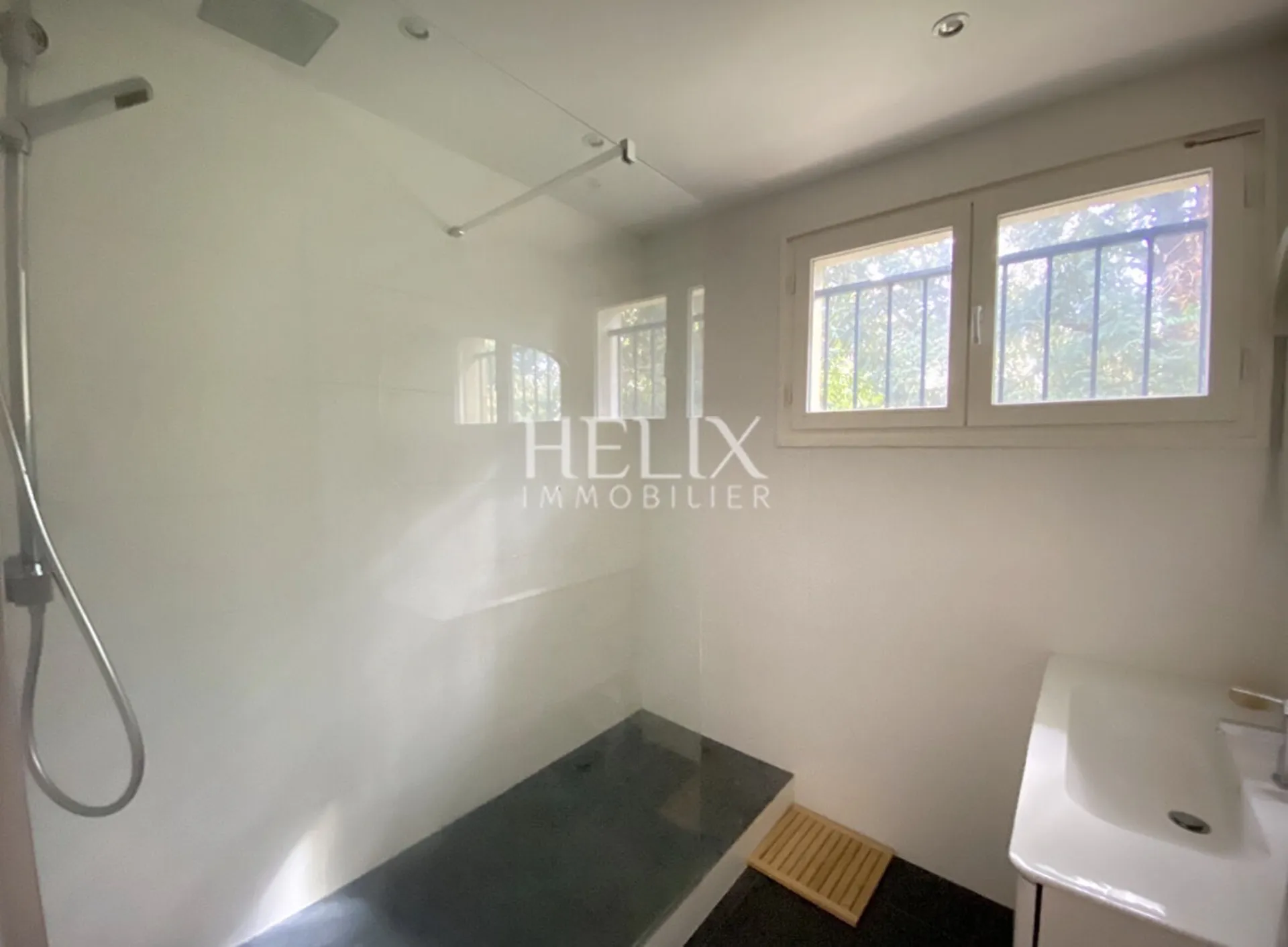 A Saint Wandrille , à 10 minutes à pied du RER A, bel appartement de 3 pièces avec balcon et hobby room, parking