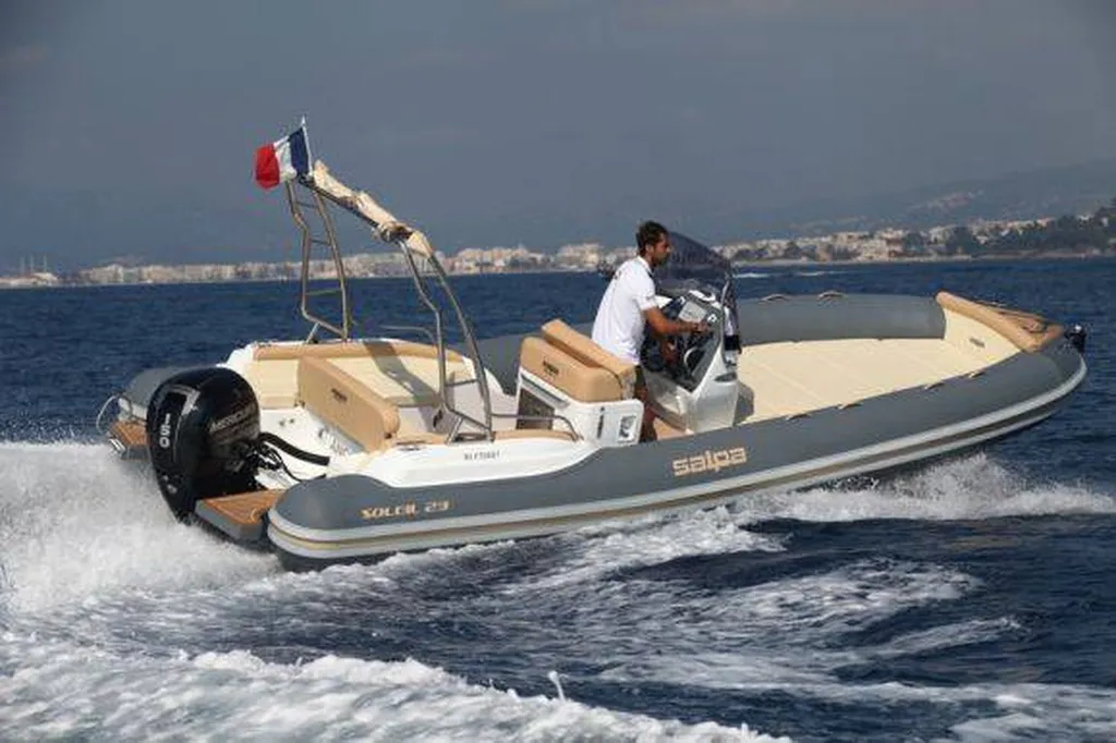 Location de bateau semi-rigide pour séminaire d'entreprise près de Six-Fours