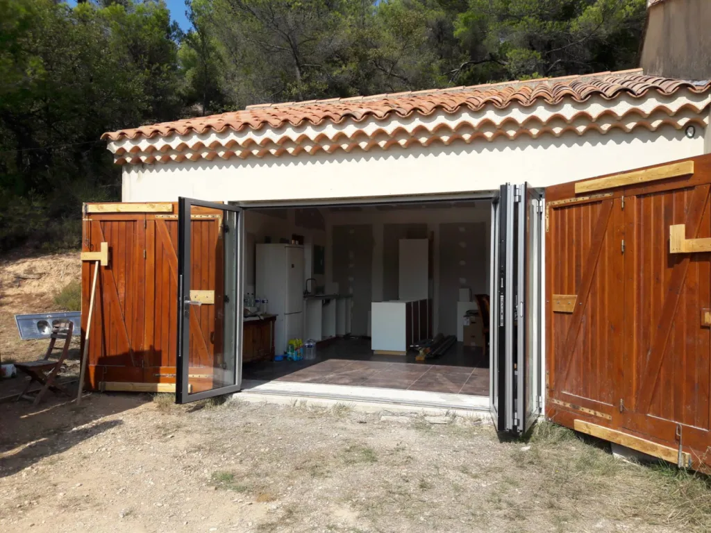 Fabricant de baie vitrée pliante accordéon à Aix en Provence