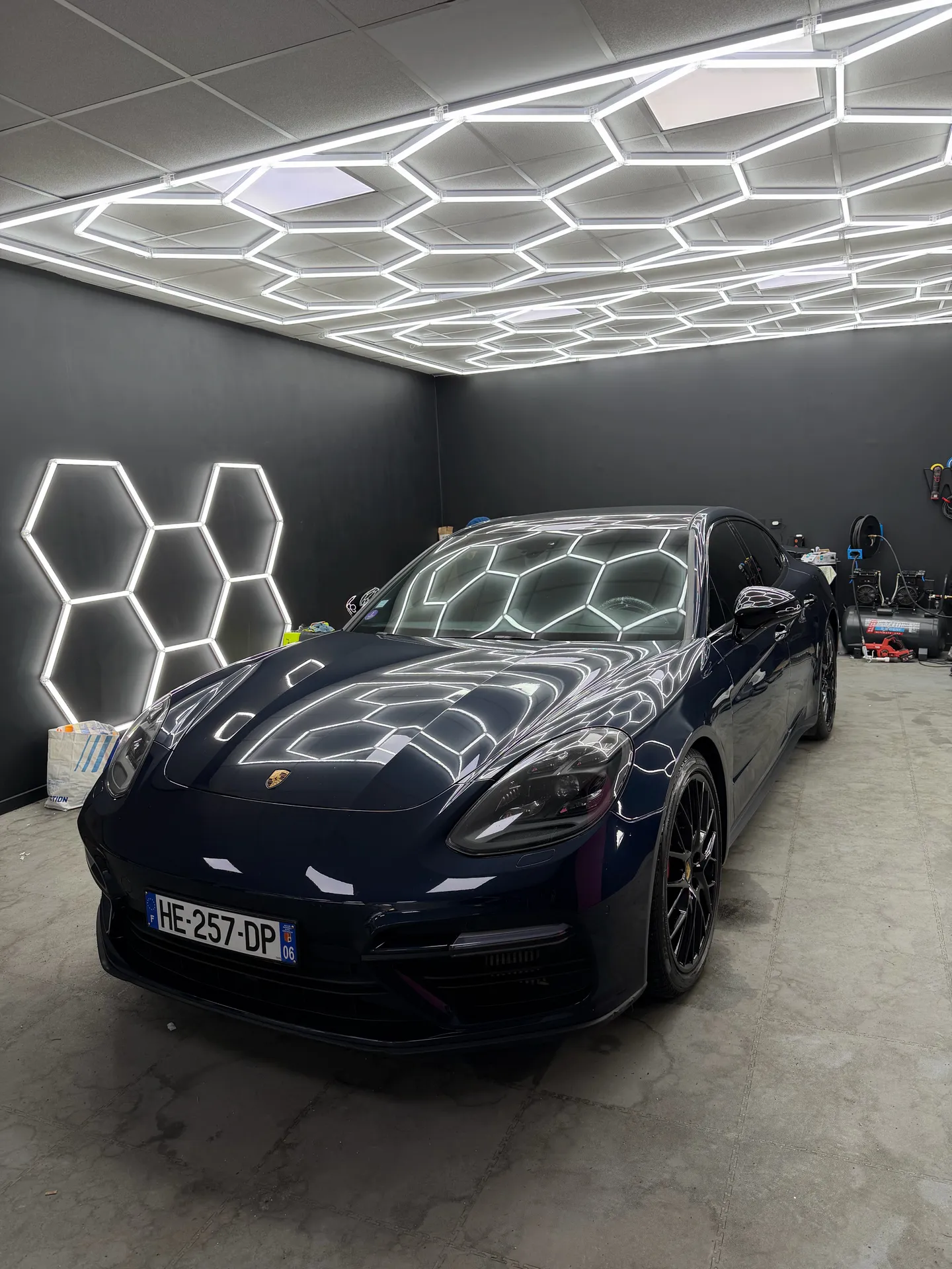 Service premium de nettoyage intérieur et extérieur à Veauche pour Porsche Panamera Turbo avec soin esthétique avancé et finition irréprochable