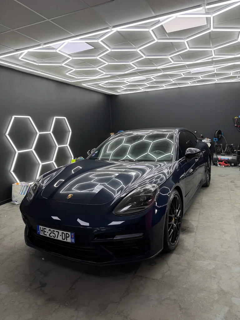 Service premium de nettoyage intérieur et extérieur à Veauche pour Porsche Panamera Turbo avec soin esthétique avancé et finition irréprochable