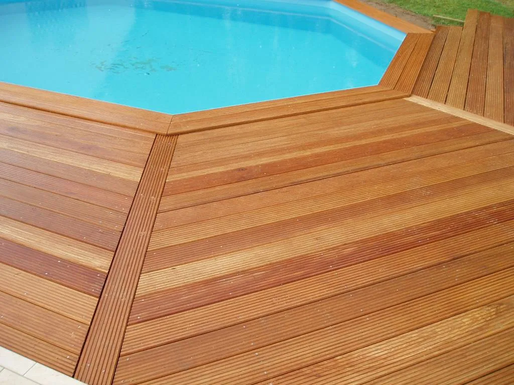 Exemple de piscine bois commercialisée par Aquarev'Piscines à Vinon sur Verdon 83560