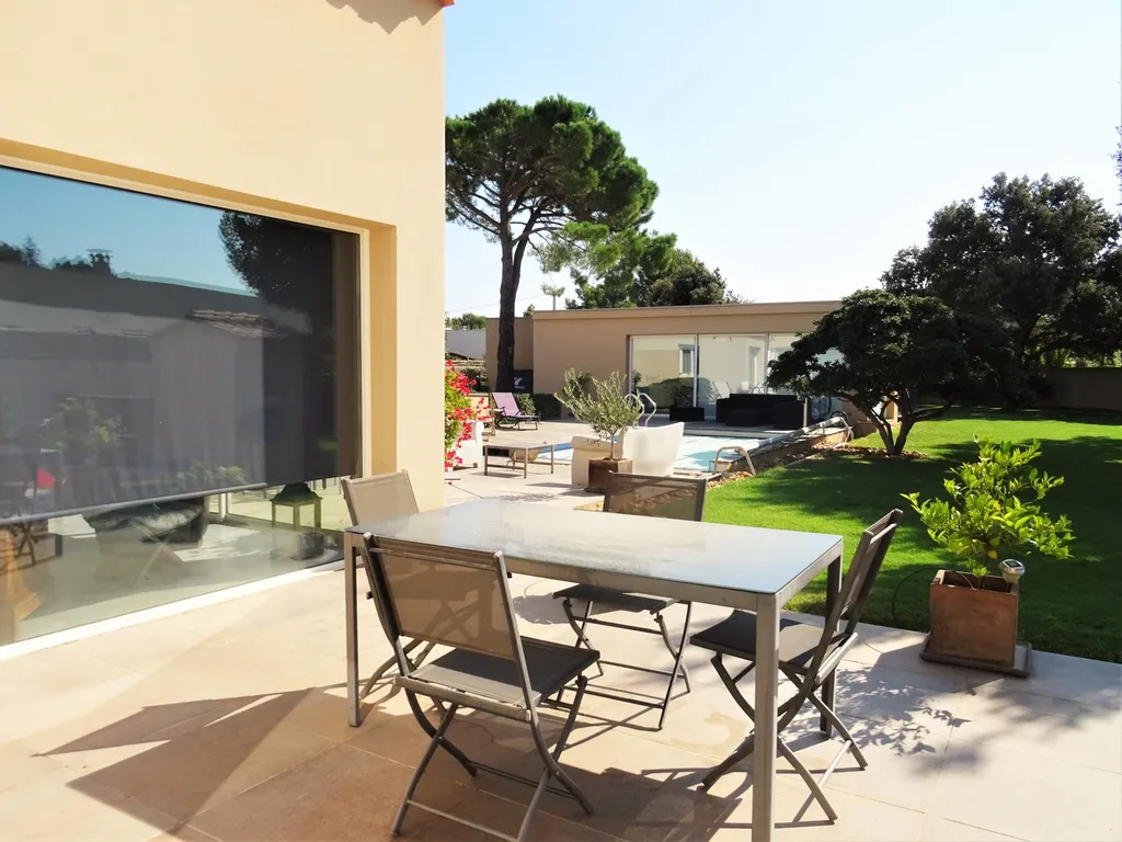VILLENEUVE-LES-AVIGNON, maison contemporaine avec piscine et annexes dans quartier recherché   