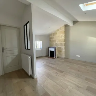 Cloisonnement repensé pour offrir une circulation fluide et fonctionnelle, par l'Atelier D, architecte d'intérieur à Bordeaux