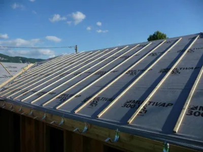 Entreprise spécialisée en rénovation de zinguerie et remplacement des chéneaux anciens sur toiture traditionnelle à Lescar