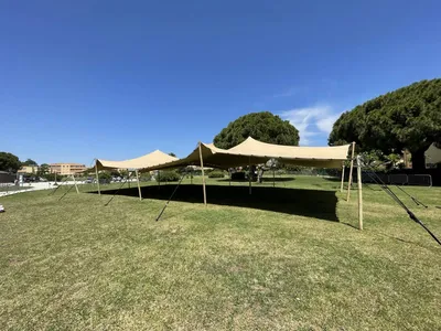 Installation d'une tente nomade à La Londes-les-Maures