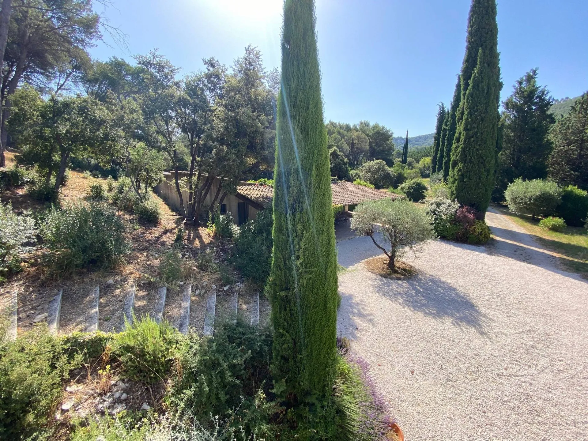 PROPRIÉTÉ A LA VENTE 7 Roquefort la Bédoule avec 2 dépendances, piscine, terrain de tennis 
