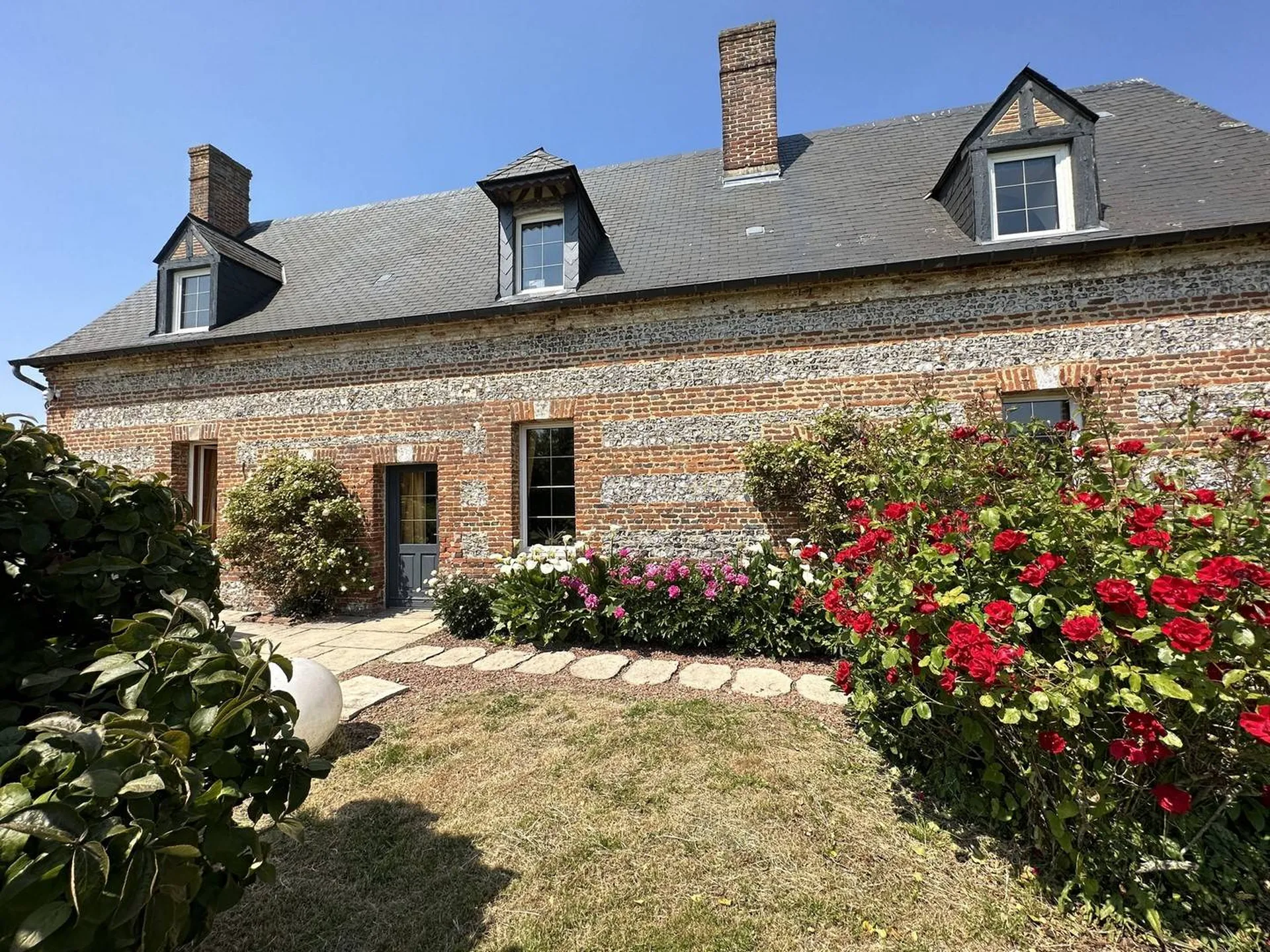 A vendre a 18 kms de Dieppe et de la mer maison en briques et silex du XVIIème siècle