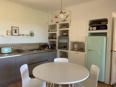 Conception & pose d'une cuisine tout en couleur avec fonctionnalités maximum à Bandol