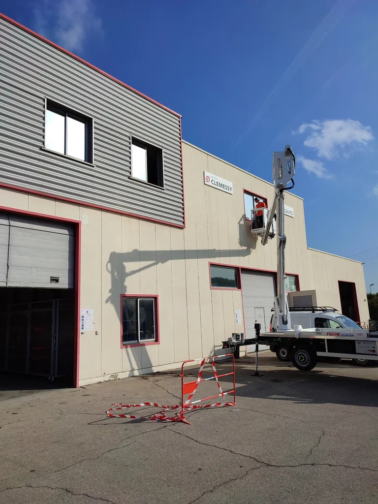 Prestataire spécialisé en film anti-UV pour bâtiments publics à Vitrolles : protection des surfaces vitrées dans écoles, crèches et mairies de la région PACA