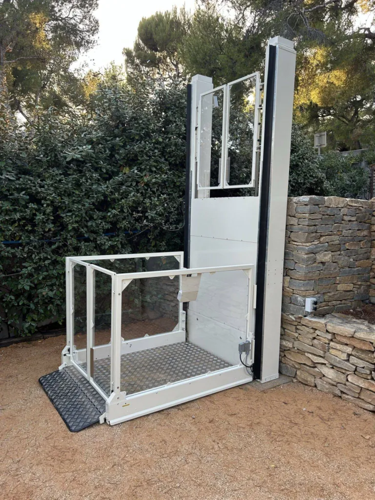 Accès traversant pour cette plateforme verticale Strategos côté jardin à Cassis près de Marseille