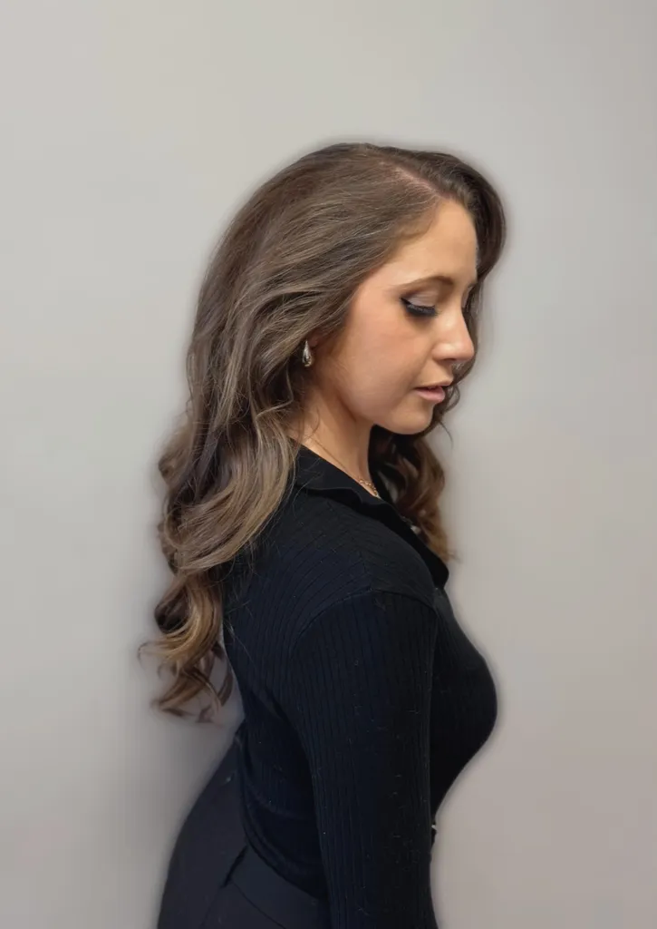 Créer une coiffure invitée glamour pour mariage ou baptême dans un salon expert à Berre-l’Étang et ses environs