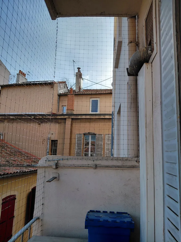 pose de dispositif filet contre les pigeons sur Aix en Provence 13100