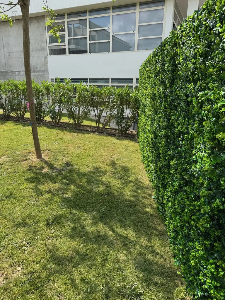 Brise vue, haie artificielle en feuillage plastique pour une société sur Venelles