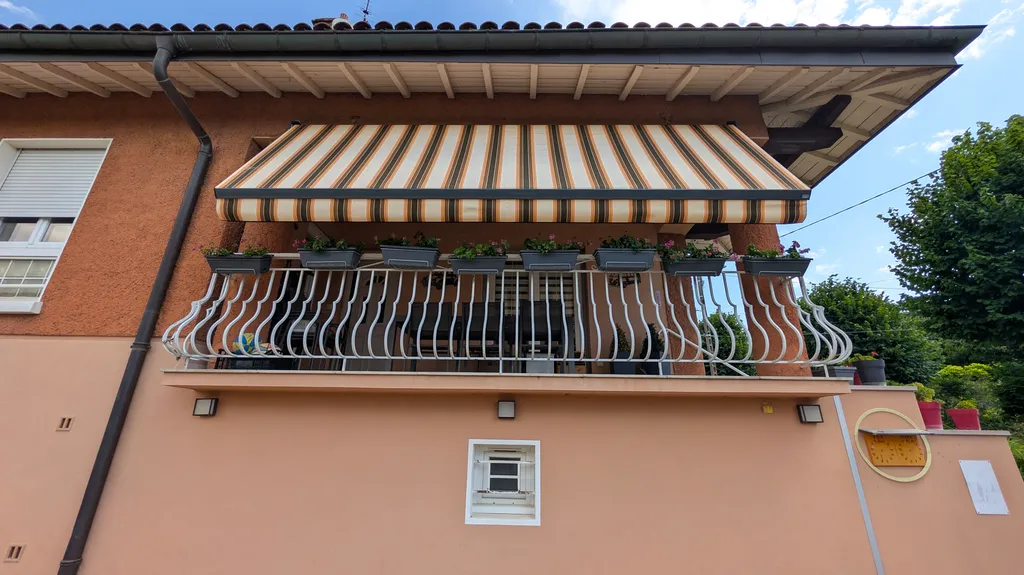 Remplacement d’un store banne coffre manuel avec toile rayée et installation sous balcon à Montmerle sur Saône 