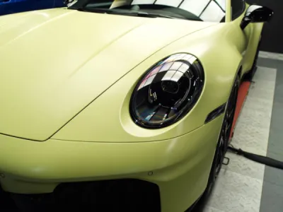 Cette Porsche 992 Carrera 4 GTS, équipée de l'Aerokit, affiche un design inspiré de la GT3 et une protection optimale avec le PPF film de protection XPEL Stealth.