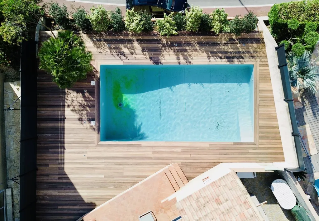 Terrasse en bois autour d'une piscine à Carry-le-Rouet 13620, réalisée par AMT Construction.