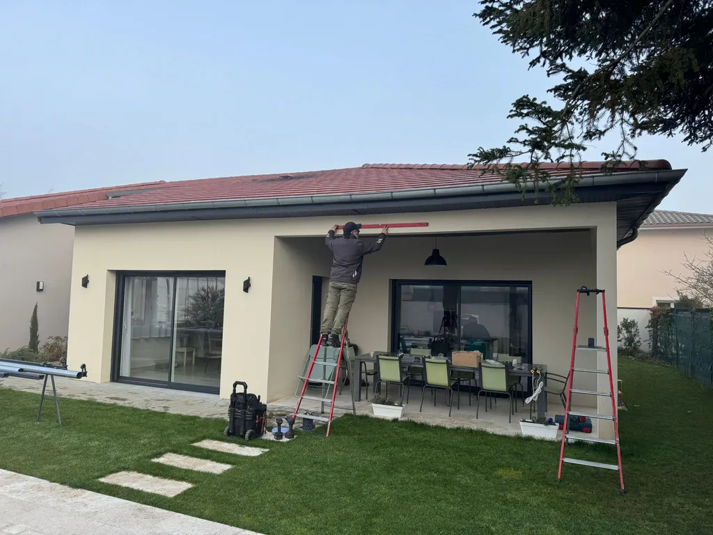 Installation de 2 stores extérieurs rayés Franciaflex électriques avec moteur Somfy et toile Dickson pour la terrasse et le salon à Genas proche Lyon