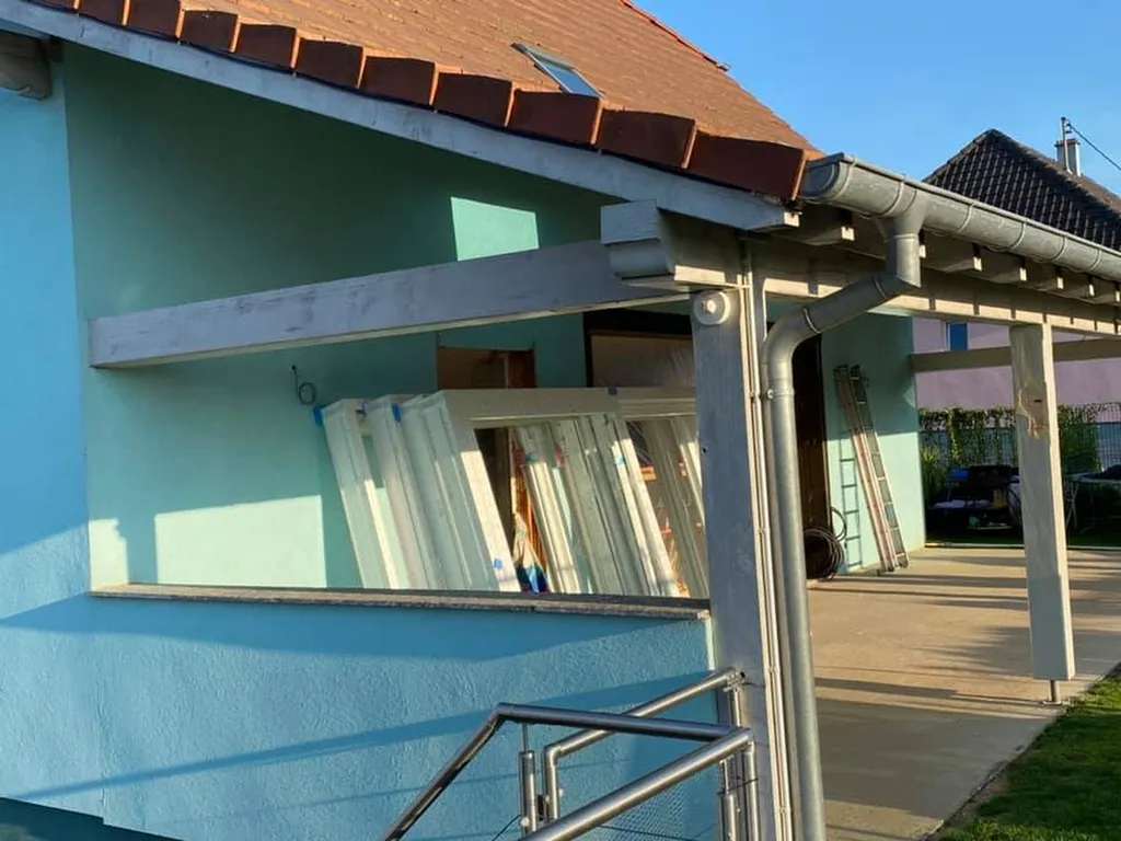 Remplacement de fenêtres PVC avec double vitrage isolant pour rénovation énergétique de maison autour de Strasbourg dans le Bas-Rhin