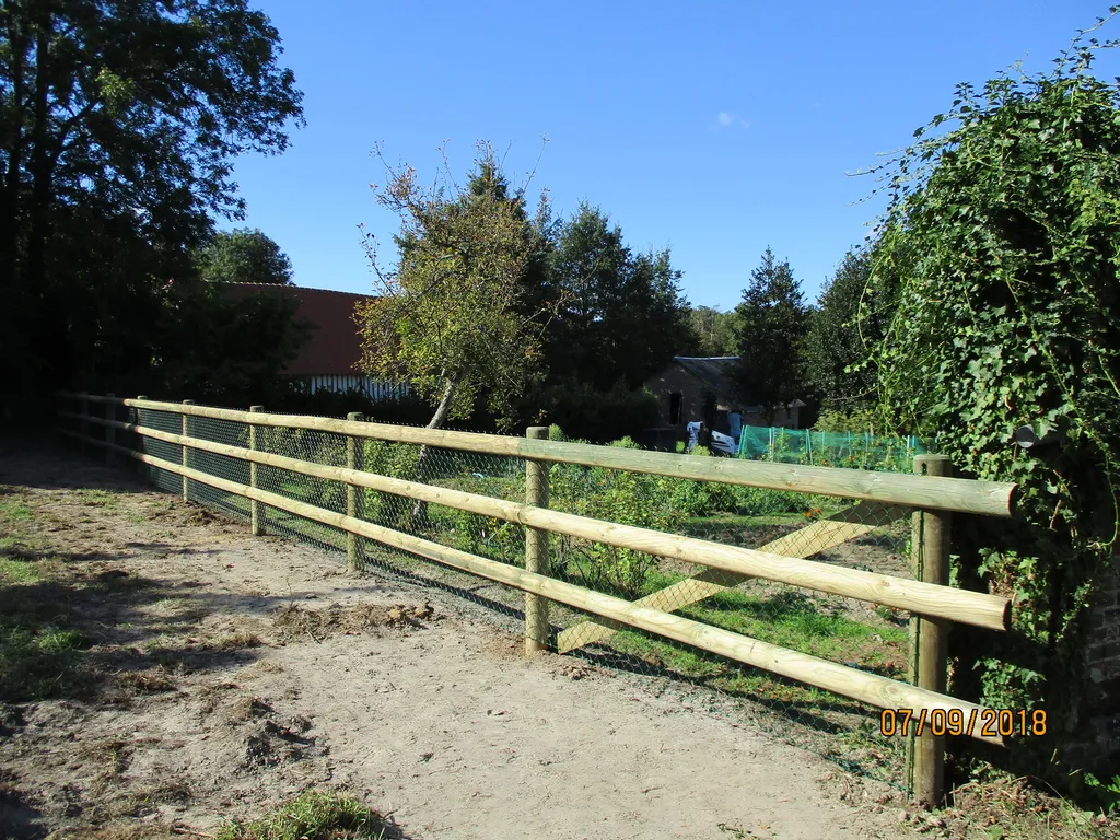 Installation de Clôture en Rondins de Bois Traité, Modèle Rustique pour Parcs et Terrains à Caudebec en Caux en Seine-Maritime 76 et Rives-en-Seine
