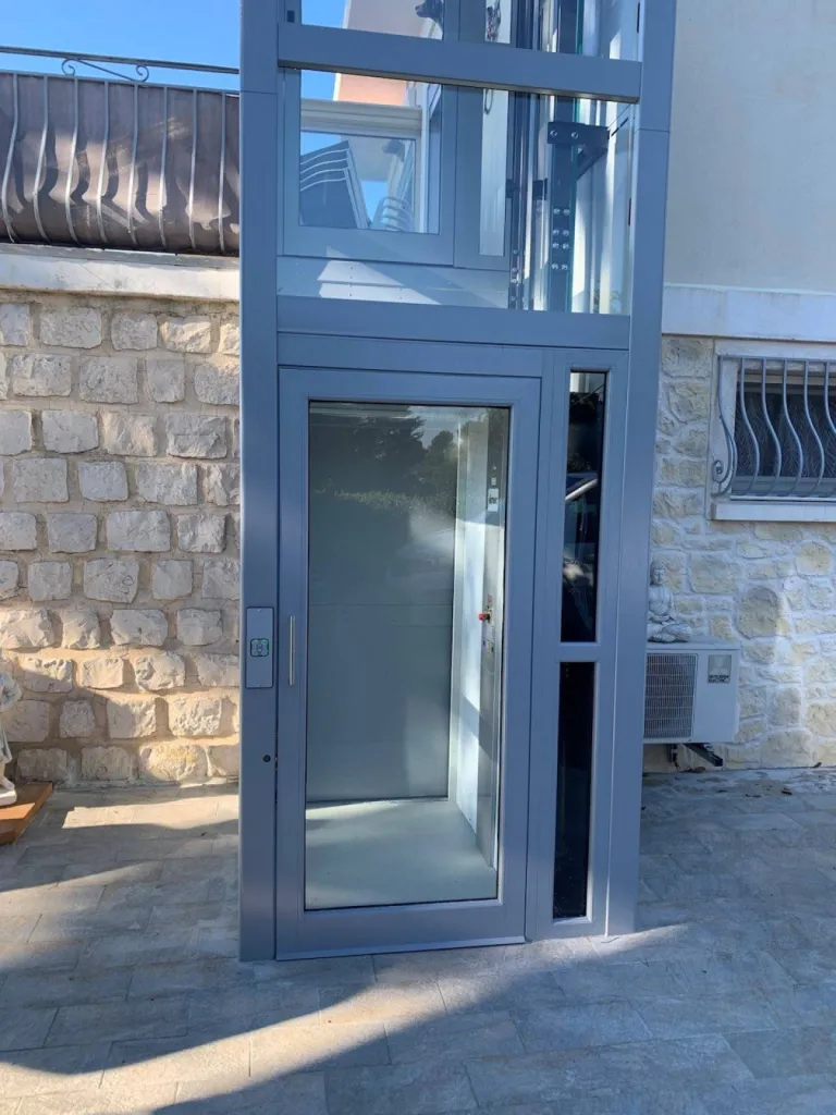 Accès de plain-pied pour cet ascenseur de maison extérieur VIMEC autoporteur à Rognac