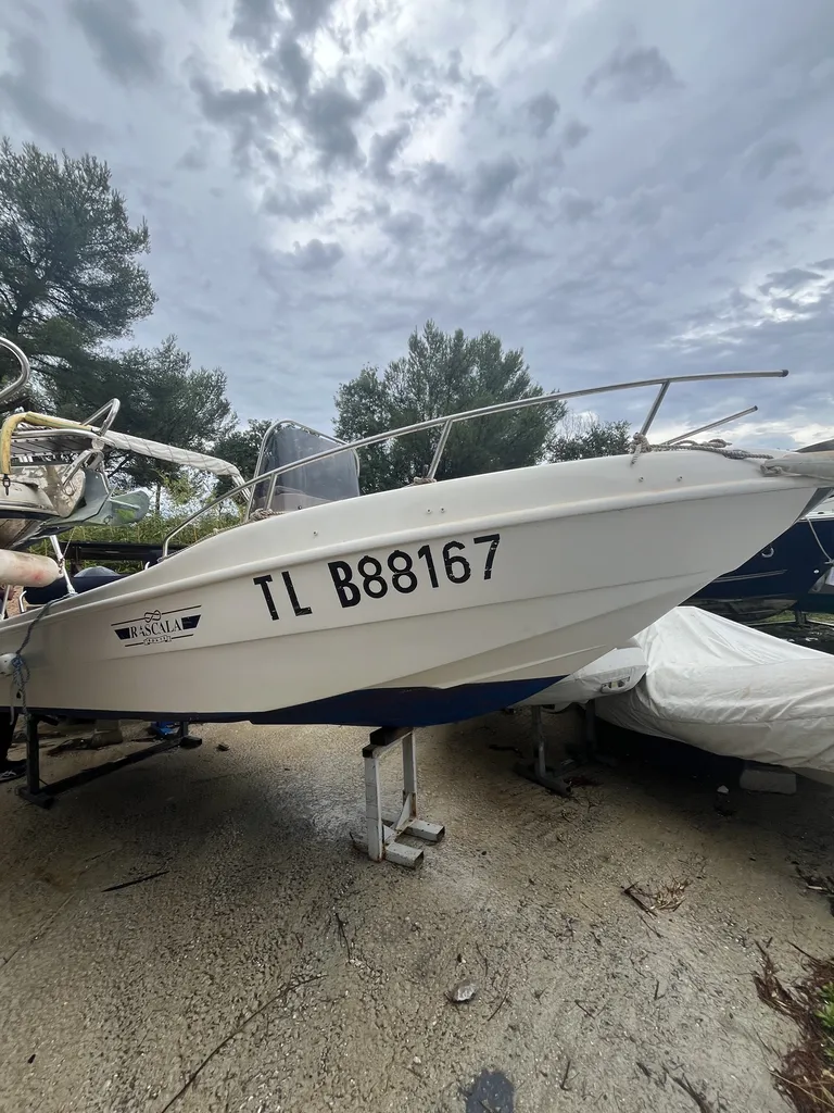 Vente d'un bateau moteur Rascala Futurama 550 équipé d'un moteur Yamaha 100 CV disponible à La Londe les Maures près de Hyères